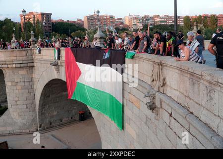 Madrid, spagnolo. 25 agosto 2024. Madrid, Regno di Spagna; 08/25/2024.- chiedono una bandiera sul ponte di Toledo a Madrid a sostegno della Palestina. Crediti: Juan Carlos Rojas/dpa/Alamy Live News Foto Stock
