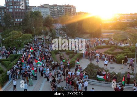 Madrid, spagnolo. 25 agosto 2024. Madrid, Regno di Spagna; 08/25/2024.- chiedono una bandiera sul ponte di Toledo a Madrid a sostegno della Palestina. Crediti: Juan Carlos Rojas/dpa/Alamy Live News Foto Stock