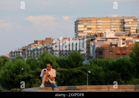 Madrid, spagnolo. 25 agosto 2024. Madrid, Regno di Spagna; 08/25/2024.- chiedono una bandiera sul ponte di Toledo a Madrid a sostegno della Palestina. Crediti: Juan Carlos Rojas/dpa/Alamy Live News Foto Stock