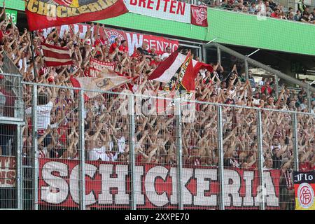 Wolfsburg, Germania. 25 agosto 2024. 1) Bundesliga - VfL Wolfsburg - FC Bayern München am 25.08.2024 nella der Volkswagen Arena di Wolfsburg Die mitgereisten Fans des FC Bayern München/Muenchen Supporters im Gästeblock foto: Osnapix regolamenti DFL vietano qualsiasi uso di fotografie come sequenze di immagini e/o quasi-video crediti: dpa/Alamy Live News Foto Stock