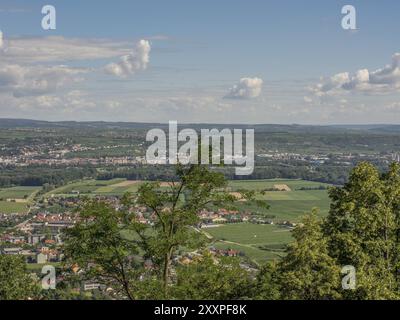 Ampia vista su una città e sui campi, circondati da alberi e nuvole nel cielo, Duernstein, Wachau, Danubio, Austria, Europa Foto Stock