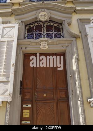 Vecchia porta in legno con segni decorativi e scritte in uno stile architettonico storico, Weissenburg, Alsazia, Francia, Europa Foto Stock