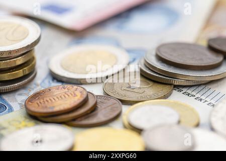 Assortimento di monete su banconote di diversi paesi Foto Stock