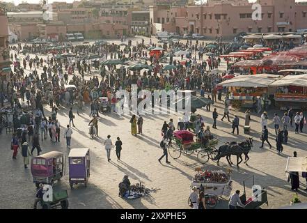 Sulla piazza del mercato di Jemaa el Fna, nel tardo pomeriggio Foto Stock