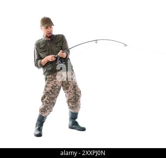 Pescatore emozionante con pesca con canna da pesca su sfondo bianco Foto Stock