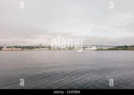 Halifax, NS, Canada - 23 giugno 2024: Porto di Halifax con Angus L. Macdonald Bridge Foto Stock