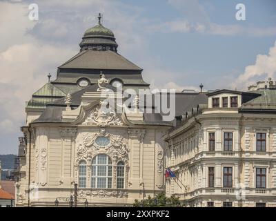 Edificio barocco con dettagli decorati sotto un cielo soleggiato, bratislava, slovacchia Foto Stock