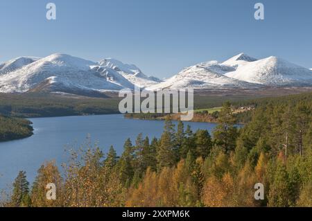 Ammira il lago Atnsjoen nella valle di Atndalen e le cime innevate del parco nazionale di Rondane, Hedmark Fylke, Norvegia, 2010 settembre, Europa Foto Stock