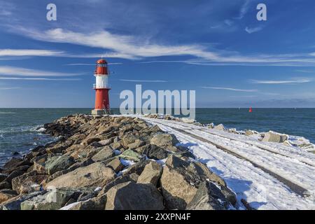 Il molo est di Warnemuende in inverno Foto Stock