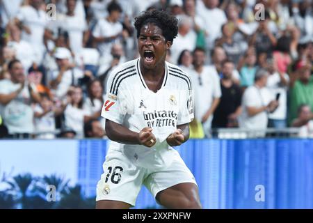 Madrid, Spagna. 25 agosto 2024. L'Endrick del Real Madrid celebra un gol durante la partita di calcio della Liga tra il Real Madrid e il Real Valladolid a Madrid, Spagna, 25 agosto 2024. Crediti: Gustavo Valiente/Xinhua/Alamy Live News Foto Stock
