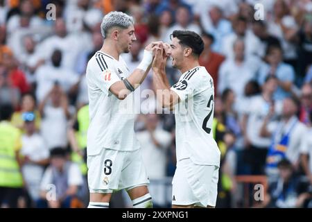 Madrid, Spagna. 25 agosto 2024. Fede Valverde (L) del Real Madrid e Brahim Diaz celebrano un gol durante la partita di calcio della Liga tra il Real Madrid e il Real Valladolid a Madrid, Spagna, 25 agosto 2024. Crediti: Gustavo Valiente/Xinhua/Alamy Live News Foto Stock