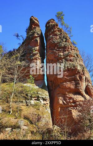 Gli sposi sono uno spettacolo straordinario a Dahner Felsenland Foto Stock