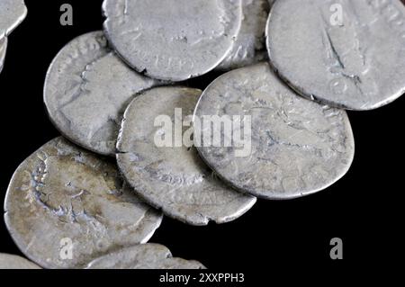 Monete antiche sono fatte di argento. Mezzi di pagamento dei secoli passati Foto Stock