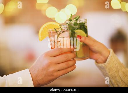 Due bicchieri da cocktail nell uomo e nella donna la mano. Close up Foto Stock