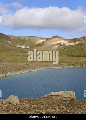 Il cratere d'esplosione Graenavatn pieno d'acqua in Islanda Foto Stock