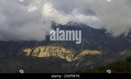 Paesaggio montano con nuvole e rocce parzialmente soleggiate che gettano ombre, Lefka Ori, White Mountains, massiccio montano, Ovest, Creta, Grecia, Europa Foto Stock