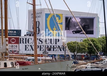 Barcellona, Spagna. 25 agosto 2024. La pubblicità per l'evento di vela America's Cup è visibile nel porto di Barcellona. Si è svolta l'ultima gara preliminare della Coppa America. Molti spettatori hanno seguito la gara dal Race Village situato a Port de la Fusta, dove viene offerta anche una vasta gamma di gastronomia. Credito: SOPA Images Limited/Alamy Live News Foto Stock