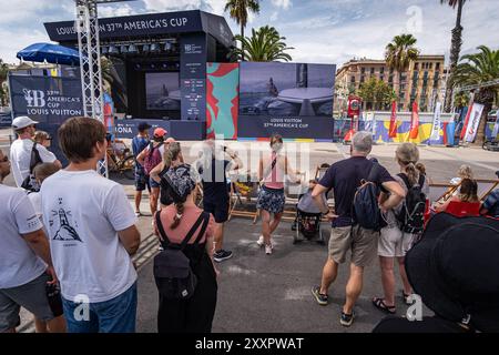 Barcellona, Spagna. 25 agosto 2024. Gli spettatori della Coppa America sono visti dopo la finale preliminare delle gare dal Race Village. Si è svolta l'ultima gara preliminare della Coppa America. Molti spettatori hanno seguito la gara dal Race Village situato a Port de la Fusta, dove viene offerta anche una vasta gamma di gastronomia. Credito: SOPA Images Limited/Alamy Live News Foto Stock