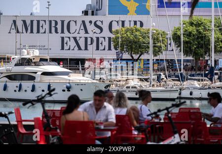 Barcellona, Spagna. 25 agosto 2024. La pubblicità per l'evento di vela America's Cup è visibile nel porto di Barcellona. Si è svolta l'ultima gara preliminare della Coppa America. Molti spettatori hanno seguito la gara dal Race Village situato a Port de la Fusta, dove viene offerta anche una vasta gamma di gastronomia. Credito: SOPA Images Limited/Alamy Live News Foto Stock