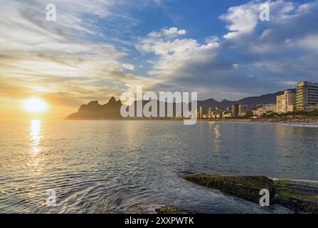 Estate tramonto a Ipanema beach in Rio de Janeiro con due fratelli hill e pietra Gavea in background Foto Stock