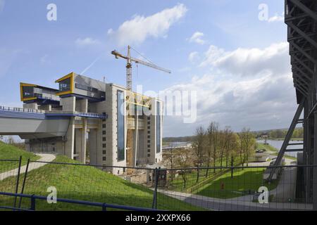 Seggiovia Niederfinow nel Brandeburgo. Lo skilift per barche Niederfinow in Germania. Canale Oder-Havel vicino a Niederfinow nel Brandeburgo. Edificio vecchio e nuovo Foto Stock