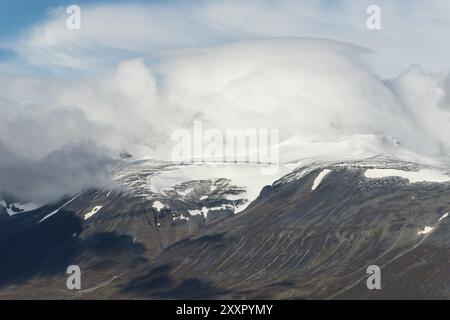 Atmosfera nuvolosa sulla valle di Laddjuvaggi e la montagna più alta della Svezia, Kebnekaise, Kebnekaisefjaell, Norrbotten, Lapponia, Svezia, settembre 2012 Foto Stock