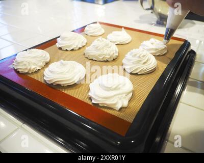 Il processo di cottura della torta Pavlova, della torta meringa Foto Stock