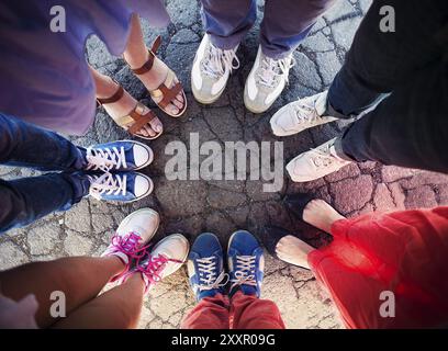 Il gruppo di amici con le loro gambe in un cerchio completo. Il concetto di amicizia Foto Stock