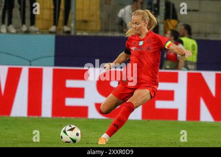 Dresda, Germania. 25 agosto 2024. Dresda, Germania 25. Agosto 2024: Supercup - Frauen - 2024/2025 - VfL Wolfsburg vs. 1. FC Bayern München IM Bild: Glodis Viggosdottir (FCB) /// le normative DFB vietano qualsiasi uso di fotografie come sequenze di immagini e/o quasi-video // credito: dpa/Alamy Live News Foto Stock