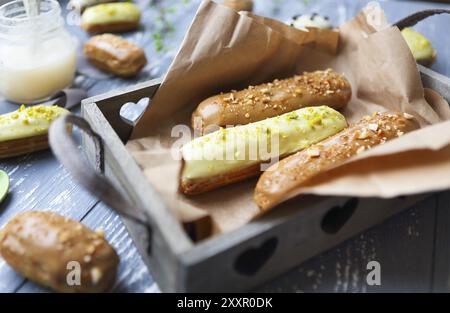Eclari con cioccolato e panna montata su sfondo scuro. Dolce tradizionale francese. Vista dall'alto Foto Stock