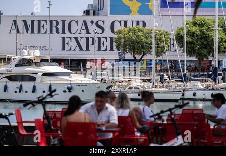 Barcellona, Spagna. 25 agosto 2024. La pubblicità per l'evento di vela America's Cup è visibile nel porto di Barcellona. Si è svolta l'ultima gara preliminare della Coppa America. Molti spettatori hanno seguito la gara dal Race Village situato a Port de la Fusta, dove viene offerta anche una vasta gamma di gastronomia. (Foto di Paco Freire/SOPA Images/Sipa USA) credito: SIPA USA/Alamy Live News Foto Stock