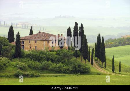 Casa toscana nella nebbia, casa toscana nella nebbia 07 Foto Stock