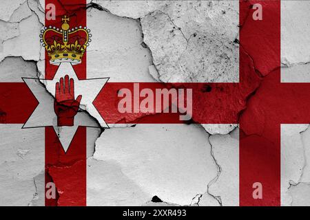 Bandiere dell'Irlanda del Nord e dell'Inghilterra dipinte su un muro incrinato Foto Stock