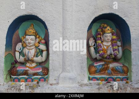 Kathmandu, Nepal, 3 dicembre 2014: Piccole e colorate statue buddiste a Boudhanath Stupa, Asia Foto Stock