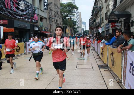 Città del Messico, Ciudad de Mexico, Messico. 25 agosto 2024. Partecipanti che partecipano alla XLI Maraton de la Ciudad de Mexico 2024. Il 25 agosto 2024 a città del Messico, Messico. (Immagine di credito: © Jose Luis Torales/eyepix via ZUMA Press Wire) SOLO PER USO EDITORIALE! Non per USO commerciale! Crediti: ZUMA Press, Inc./Alamy Live News Foto Stock