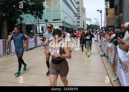 Città del Messico, Ciudad de Mexico, Messico. 25 agosto 2024. Partecipanti che partecipano alla XLI Maraton de la Ciudad de Mexico 2024. Il 25 agosto 2024 a città del Messico, Messico. (Immagine di credito: © Jose Luis Torales/eyepix via ZUMA Press Wire) SOLO PER USO EDITORIALE! Non per USO commerciale! Crediti: ZUMA Press, Inc./Alamy Live News Foto Stock