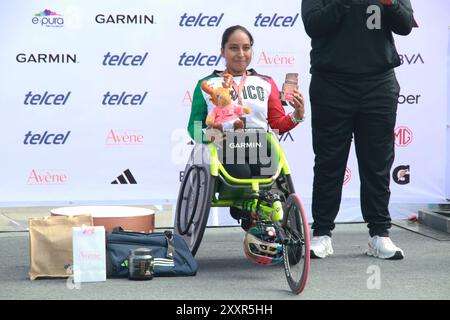 Città del Messico, Messico. 25 agosto 2024. Leticia Sánchez del Messico riceve la terza medaglia durante la cerimonia di premiazione per la categoria sedia a rotelle femminile dell'XLI Maraton de la Ciudad de Mexico 2024. Il 25 agosto 2024 a città del Messico, Messico. (Foto di Jose Luis Torales/ Eyepix Group/Sipa USA) credito: SIPA USA/Alamy Live News Foto Stock
