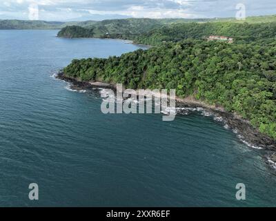 Vista aerea di Playa Panama e Bahia Culebra a Guanacaste, Costa Rica Foto Stock