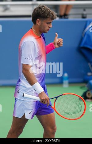 Mason, Ohio, Stati Uniti. 16 agosto 2024. Flavio Cobolli (ITA) reagisce dopo un tiro vincente a Hubert Hurkacz (POL) (non in foto) durante la partita maschile di singolare al Cincinnati Open 2024 al Lindner Family Tennis Center. (Credit Image: © Debby Wong/ZUMA Press Wire) SOLO PER USO EDITORIALE! Non per USO commerciale! Foto Stock