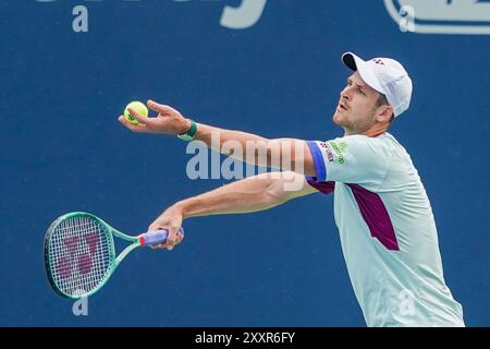 Mason, Ohio, Stati Uniti. 16 agosto 2024. Hubert Hurkacz (POL) serve a Flavio Cobolli (ITA) (non nella foto) durante la partita di singolare maschile al Cincinnati Open 2024 al Lindner Family Tennis Center. (Credit Image: © Debby Wong/ZUMA Press Wire) SOLO PER USO EDITORIALE! Non per USO commerciale! Foto Stock