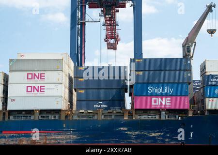 Il Port Newark-Elizabeth Marine Terminal è la principale struttura di navi container per le merci che entrano e escono dall'area metropolitana di New York. Foto Stock
