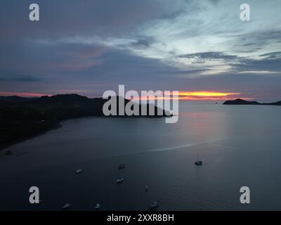 Tramonto sull'oceano a Bahia Culebra con Playa Panama e la penisola Papagayo sullo sfondo Foto Stock