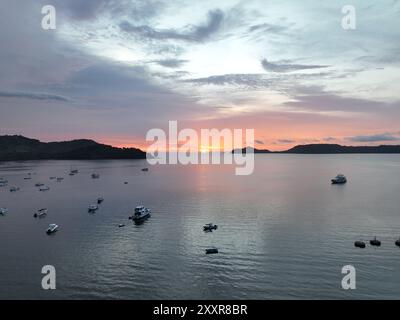 Tramonto sull'oceano a Bahia Culebra con Playa Panama e la penisola Papagayo sullo sfondo Foto Stock