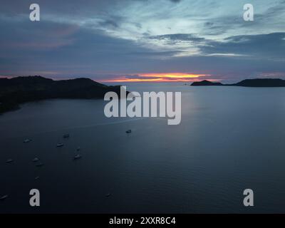 Tramonto sull'oceano a Bahia Culebra con Playa Panama e la penisola Papagayo sullo sfondo Foto Stock