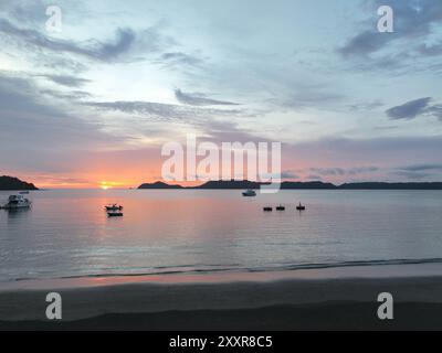 Tramonto sull'oceano a Bahia Culebra con Playa Panama e la penisola Papagayo sullo sfondo Foto Stock