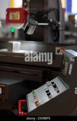 Console di controllo della rettificatrice per superfici CNC. Messa a fuoco selettiva. Foto Stock