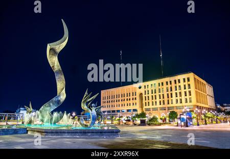 Immolazione della scultura di Quetzalcoatl in Plaza Tapatia a Guadalajara - Jalisco, Messico di notte Foto Stock