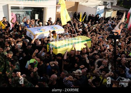 Nullo, nullo, nullo. 25 agosto 2024. 08/24/2024, AITA EL-JABAL, LIBANO: Una folla di uomini che trasportano le bare di un combattente HEZBOLLAH e di un bambino di 7 anni nel villaggio di AITA EL-JABAL. Cantano slogan in onore dei morti e del partito sciita. (Immagine di credito: © David Allignon/ZUMA Press Wire) SOLO PER USO EDITORIALE! Non per USO commerciale! Foto Stock