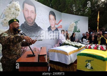 Nullo, nullo, nullo. 25 agosto 2024. 08/24/2024, AITA EL-JABAL, LIBANO: Elogio funebre di un combattente HEZBOLLAH e di un bambino di 7 anni vittima di un missile drone israeliano. L'esplosione del veicolo in cui è stato trovato il combattente HEZBOLLAH ha ferito a morte il ragazzo che era per strada. Le famiglie dei defunti partecipano al funerale. (Immagine di credito: © David Allignon/ZUMA Press Wire) SOLO PER USO EDITORIALE! Non per USO commerciale! Foto Stock