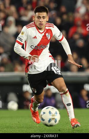 Buenos Aires, Argentina. 25 agosto 2024. Il centrocampista del River Plate Claudio Echeverri controlla il pallone durante la partita del Torneo di calcio professionistico argentino 2024 "Cesar Luis Menotti" contro i Newells Old Boys allo stadio El Monumental di Buenos Aires, il 25 agosto 2024. Crediti: Alejandro Pagni/Alamy Live News Foto Stock